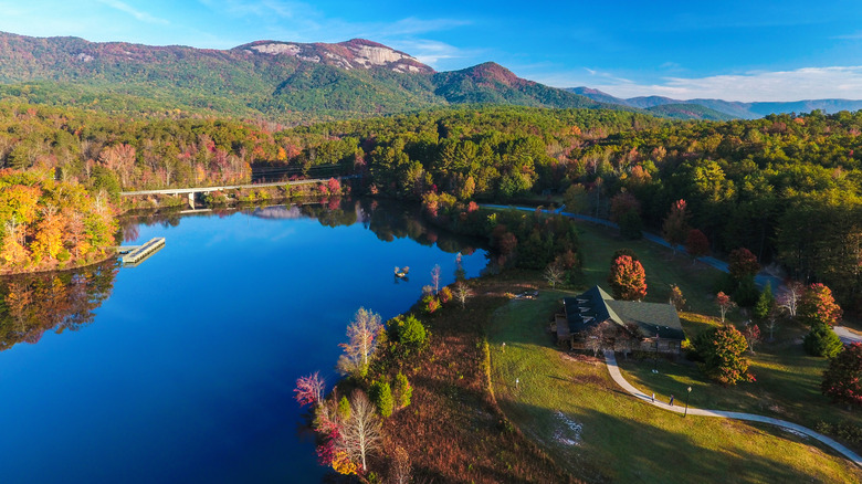 Vista aérea de un lago rodeado de árboles con una montaña en la distancia en el Parque Estatal Table Rock en Missouri