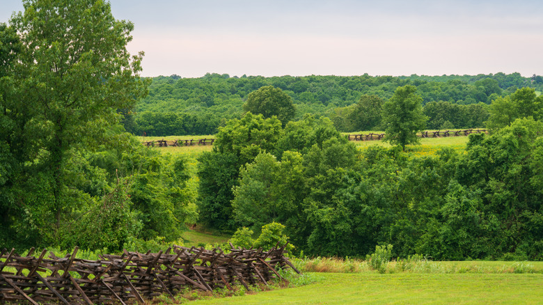Vistas boscosas en el campo de batalla nacional de Wilsons Creek, Missouri