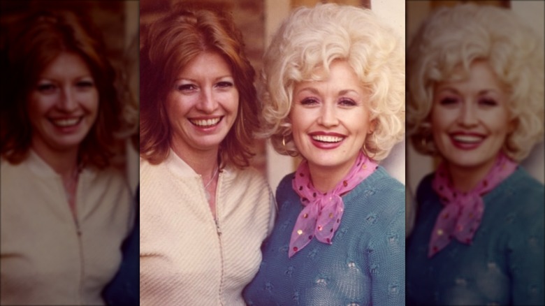 Dolly Parton (derecha) con Judy Ogle (izquierda), que lleva su cabello pelirrojo recogido en una sacudida.