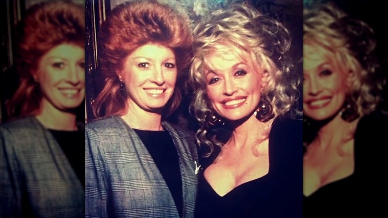 Dolly Parton (derecha) con Judy Ogle (izquierda), que lleva una chaqueta gris y un peinado muy provocativo.