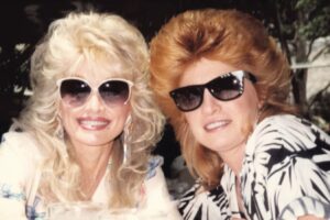 Judy Ogle, la mejor amiga de Dolly Parton, siempre ha sido una impresionante pelirroja natural: fotos