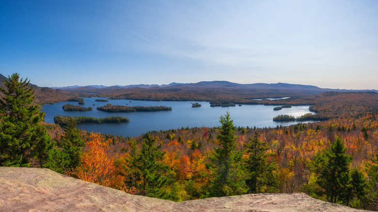 Vista panorámica de un lago en las montañas Adirondack del norte del estado de Nueva York en otoño