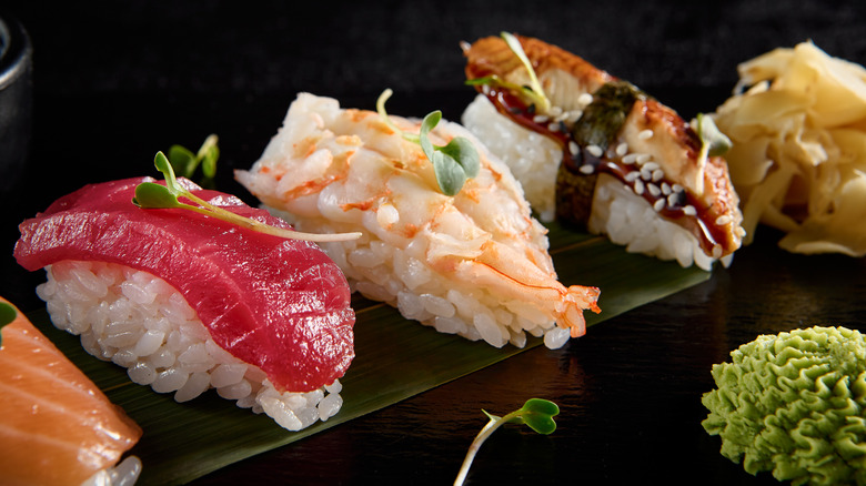 Un plato de sushi nigiri elegante