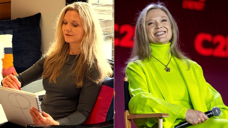 Fotografías una al lado de la otra de Ariana Richards dibujando en casa y sentada en el escenario con un traje verde neón.