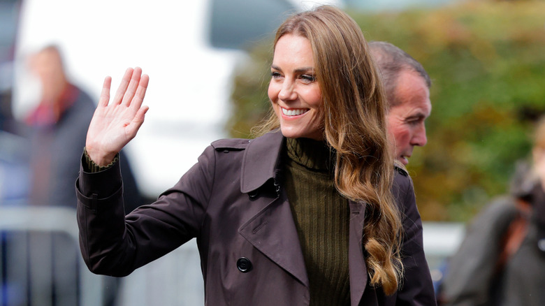Kate Middleton con una gabardina marrón mientras saludaba a la gente en septiembre de 2026
