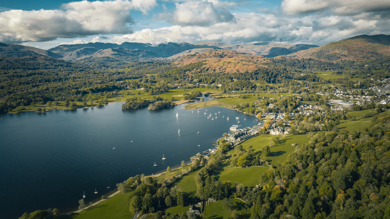 Una vista aérea de los veleros en el lago Windermere en el Parque Nacional Lake District