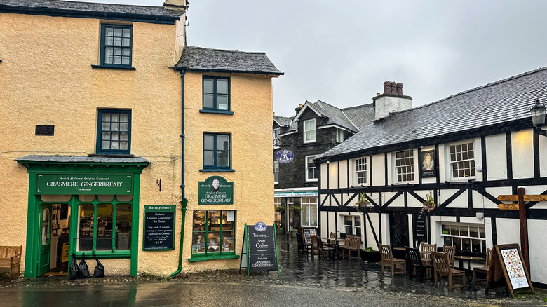 Una antigua tienda de pan de jengibre y un pub Tudor en un día lluvioso en la aldea de Hawkshead, Cumbria