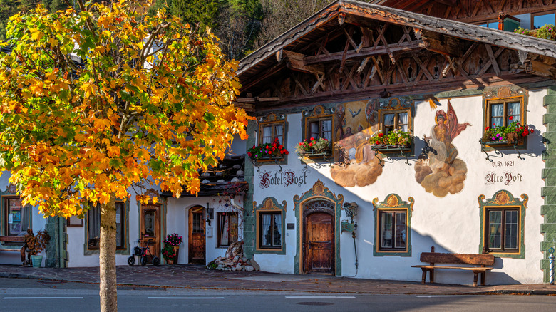 Un edificio bávaro pintado en el centro de Garmisch-Partenkirchen