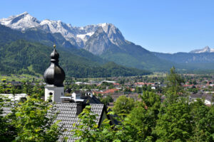 A menos de dos horas de Munich hay una ciudad pintoresca con senderos de montaña, tiendas pintorescas y el clásico encanto alemán.