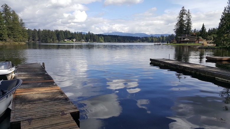 Lago Sawyer en Black Diamond con muelle en primer plano y montañas al fondo.