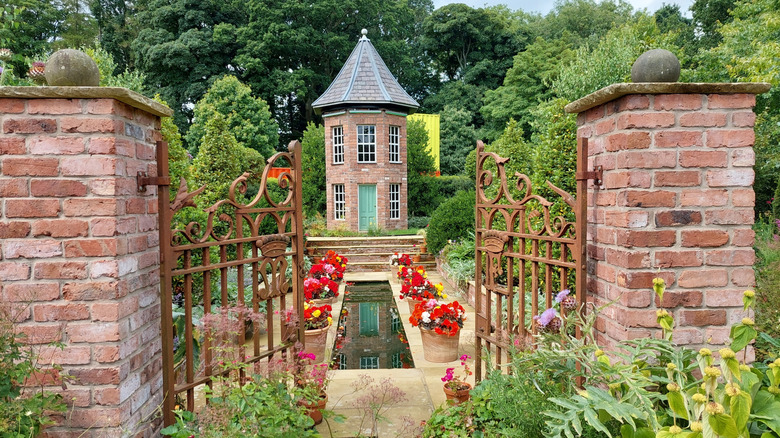 Vista del jardín mecánico del Jubileo de Platino en los jardines del castillo de Antrim