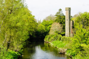 Cerca de Belfast hay una ciudad encantadora con pintorescos jardines del castillo, deliciosos restaurantes y golf.