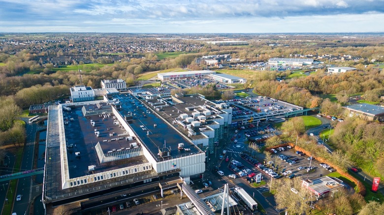 El techo y el estacionamiento del centro comercial Skelmersdale's Concourse rodeado de árboles en invierno