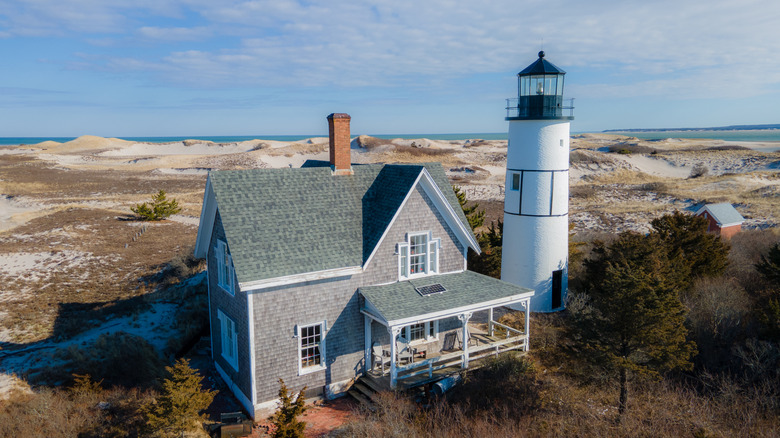 Una vista aérea de Sandy Neck Light en Barnstable Harbor