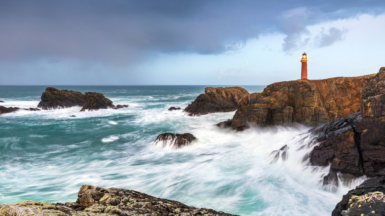 Las olas rompen en la superficie del acantilado sobre el que se encuentra el faro Butt of Lewis