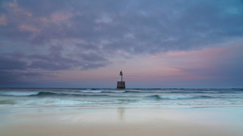 Faro de Rattray Head, visto desde Rattray Beach durante la marea alta al atardecer