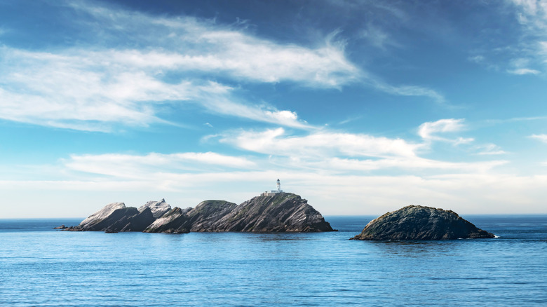 El faro de Muckle Flugga se alza sobre una roca en medio del océano, frente a la costa de Unst