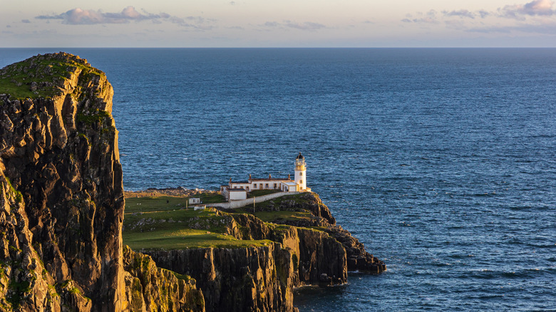 Faro de Neist Point, visto desde el mirador designado al atardecer