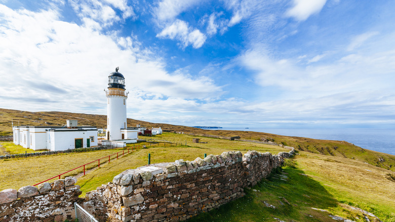 Faro de Cape Wrath visto en un día soleado