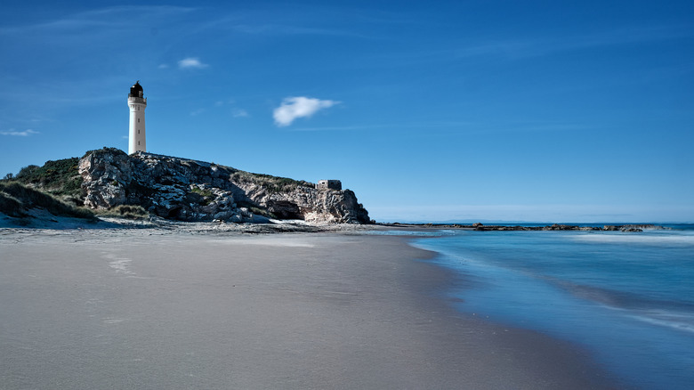 Faro de Covesea visto desde la playa de abajo en la costa de Moray Firth