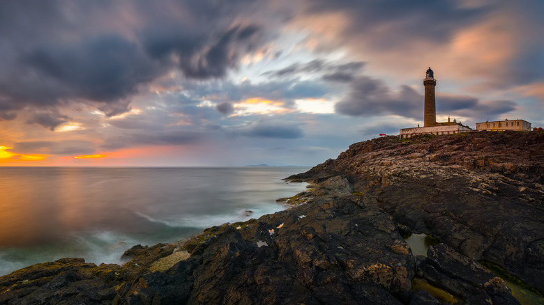 Faro de Ardnamurchan en un día nublado, visto al atardecer