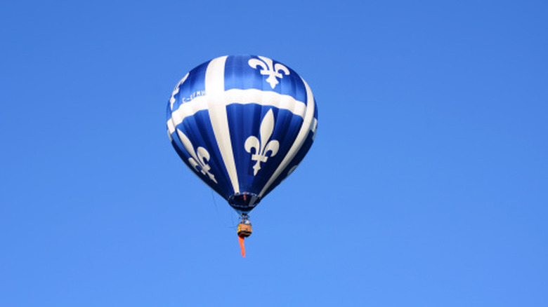 Un globo aerostático sobrevuela Saint-Jean-sur-Richelieu en un día soleado