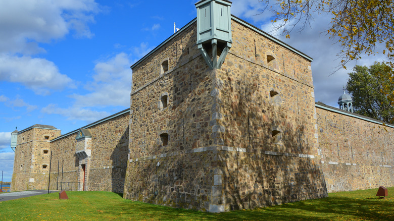 Los muros de piedra del Fuerte Saint-Jean se elevan sobre un césped