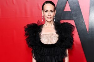 10 atuendos de celebridades que gritan romance oscuro para inspirar tu estilo de temporada espeluznante