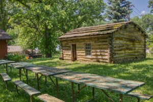 El parque estatal más pequeño de Iowa es una joya urbana con vistas panorámicas al lago y una historia oscura