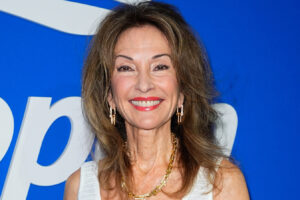 Susan Lucci encontró en su bolso el color de lápiz labial rojo cremoso que toda mujer mayor de 70 años necesita