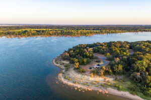Entre Waco y Fort Worth se encuentra el Lakeside Park de Texas, con campamentos, pesca y paseos en bote