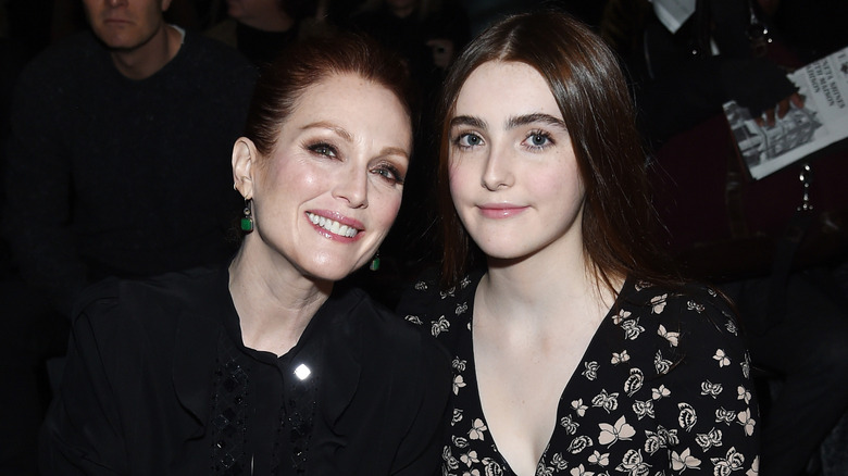 Julianne Moore sonriendo con su hija Liv Freundlich