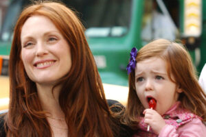La hija parecida de Julianne Moore, Liv Freundlich, creció hasta ser impresionante