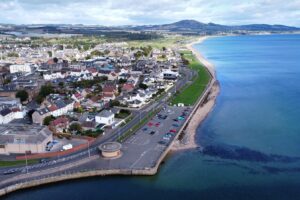 Aproximadamente a una hora de Edimburgo hay una ciudad escocesa con ambiente costero, tiendas locales y una playa.