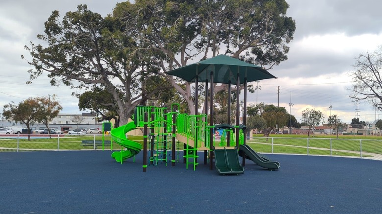 El patio de recreo en Jim Thorpe Park en Hawthorne, California