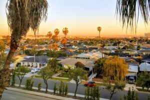 El peculiar suburbio de Los Ángeles es una acogedora ciudad de California con parques, tiendas locales y deliciosas comidas