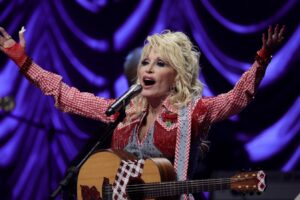 Por qué Dolly Parton siempre usó mangas largas y la inseguridad no tuvo nada que ver con eso
