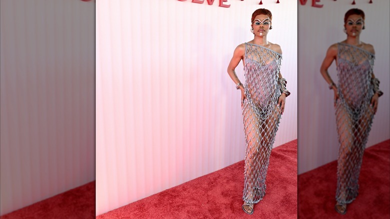 Teyana Taylor con un vestido de red y accesorios originales en Coachella