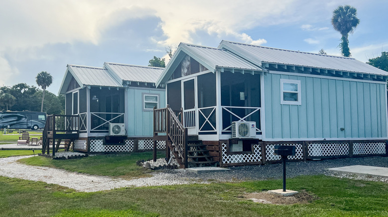 Pequeñas casas en Crescent Fish Camp en Crescent City, Florida.