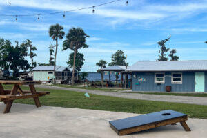 El campamento junto al lago de Florida tiene comodidades estilo centro turístico con lindas cabañas, vistas a la isla y pesca
