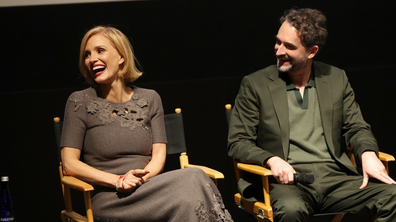Jessica Chastain y Jay Duplass en el escenario durante la 