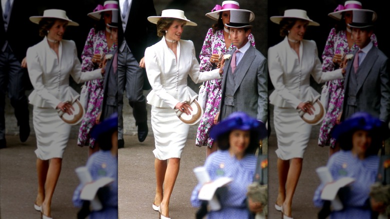 La princesa Diana fotografiada en 1986 con una chaqueta blanca ceñida, una falda y un sombrero.