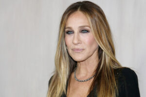 Sarah Jessica Parker aceptó plenamente las canas y su cabello luce más que impresionante