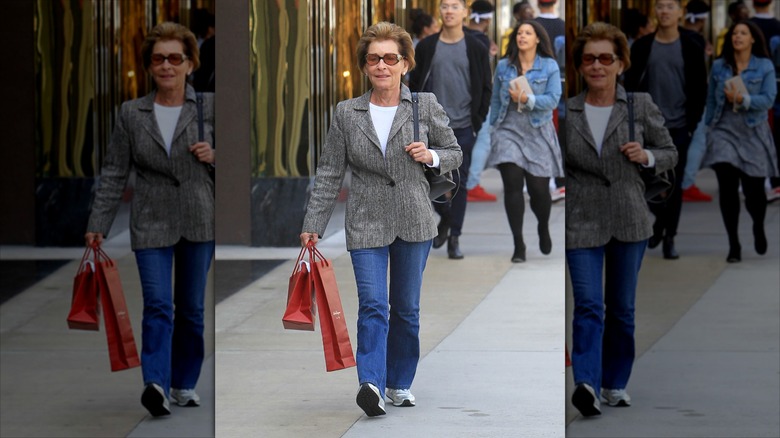 Judy Sheindlin con jeans acampanados y una chaqueta gris