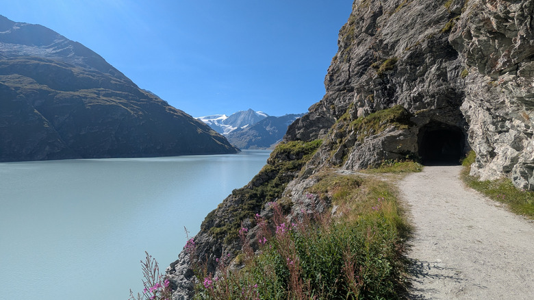 La ruta de senderismo cerca de Lac des Dix en Valais, Suiza, pasa por un túnel.
