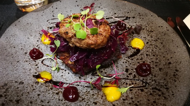 Una comida bellamente servida en Adam's Kitchen