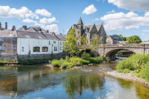 Entre Newcastle Upon Tyne y Edimburgo hay una pequeña ciudad con deliciosas comidas, bonitas tiendas y vistas al río.