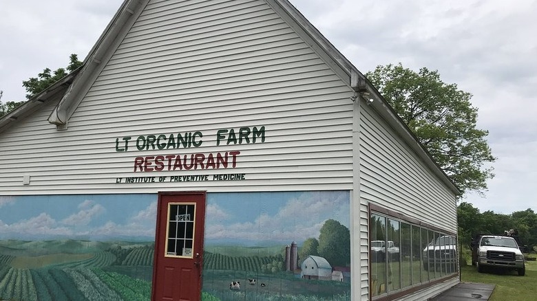 El exterior del restaurante LT Organic Farm en Waukee, Iowa