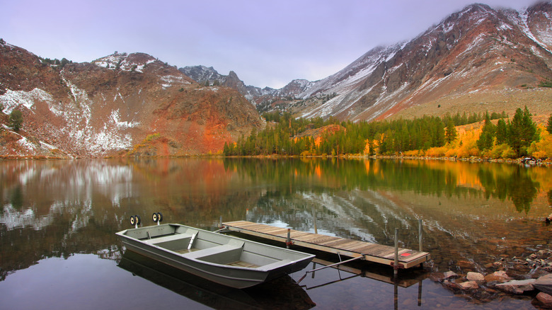 Un barco pesquero amarrado en uno de los lagos Virginia en la Sierra Oriental de California