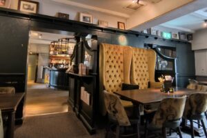 El pub más antiguo de Escocia es una joya de Edimburgo que aún puedes visitar con deliciosos bocados y encanto histórico